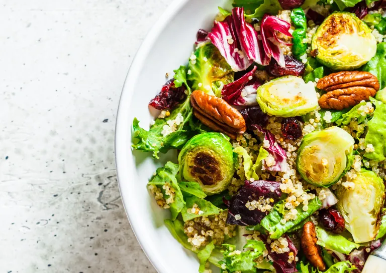 Rosenkohl-Fechel-Salat in Bowl auf Tisch serviert.