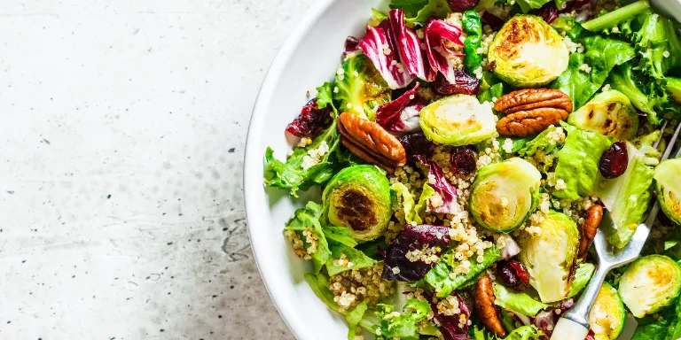 Rosenkohl-Fechel-Salat in Bowl auf Tisch serviert.