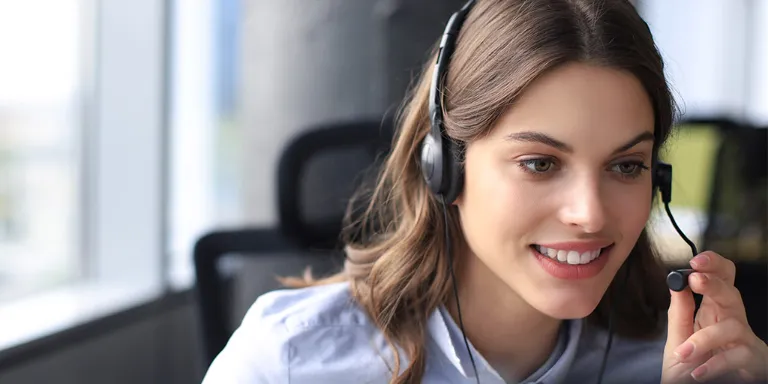 Frau mit Headset, die gerade telefoniert