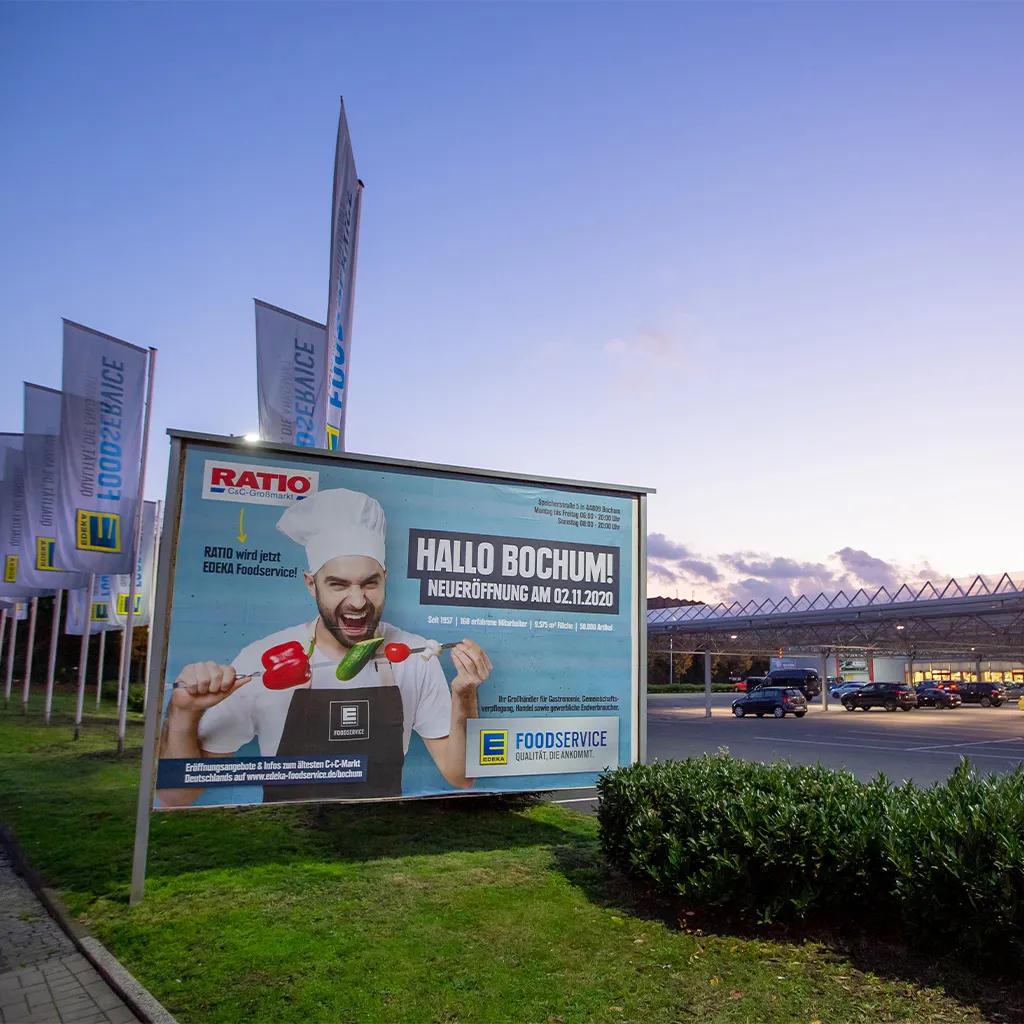 Werbung für die Neueröffnung des Marktes in Bochum