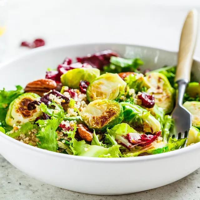 Rosenkohl-Fenchel-Salat in Bowl auf Tisch